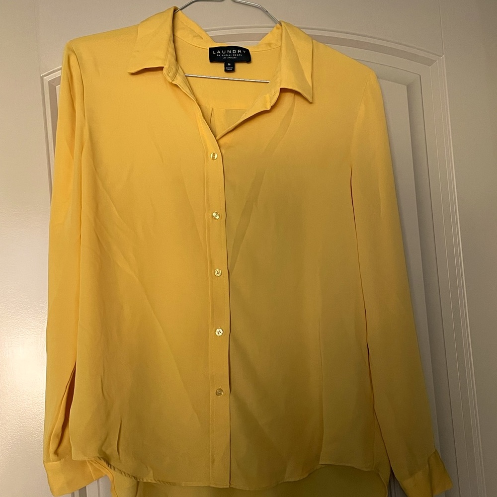 Cute yellow dress shirt, size Medium
